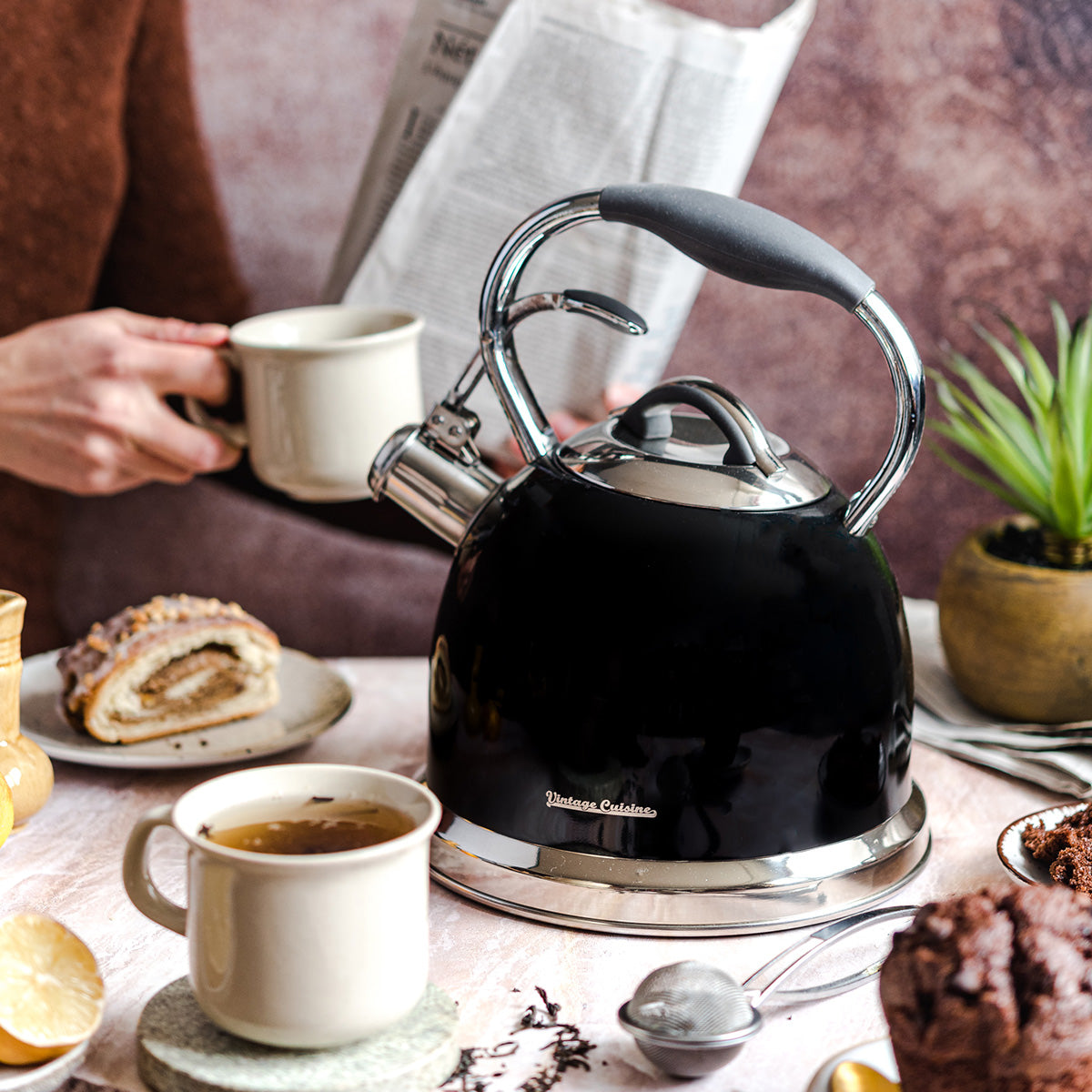 Traditioneller Retro-Wasserkocher mit Pfeife Vintage Cuisine